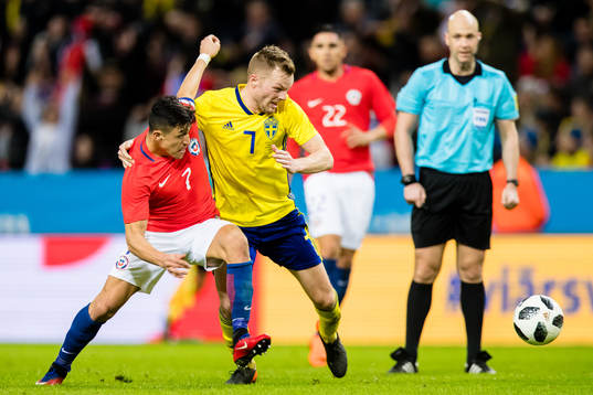 Sveriges Sebastian Larsson i kamp om bollen med Chiles Alexis Sanchez