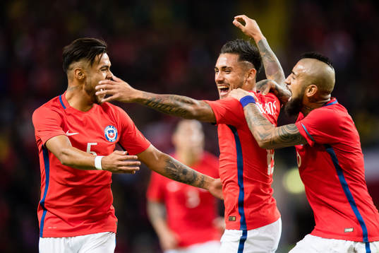 Chiles Marcos Bolados (m) jublar med Paulo Diaz (v) och Arturo Vidal (h) efter 1-2