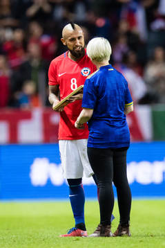 Chiles Arturo Vidal tar emot pris som matchen spelare