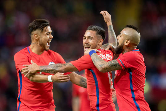 Chiles Marcos Bolados jublar med lagkamrater efter 1-2