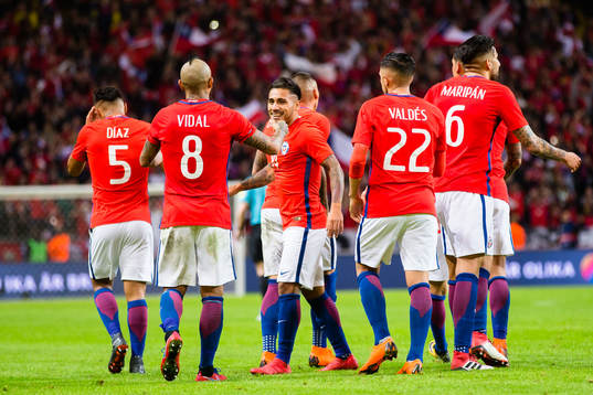 a vänster) gör 1-2 och gratuleras närmast av Arturo Vidal