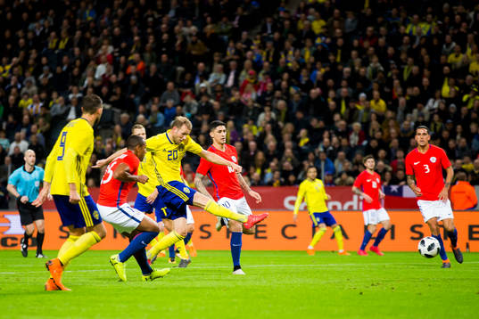 Sveriges Ola Toivonen gör 1-1