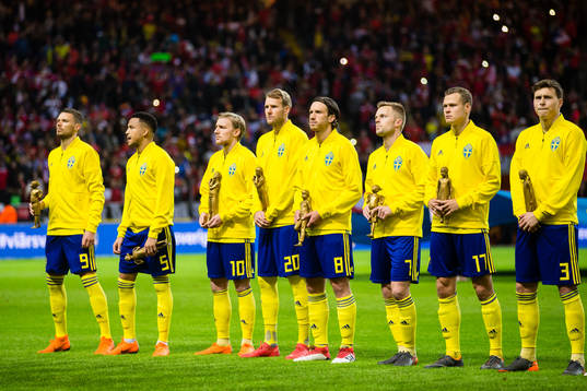 Sveriges spelare med statyer i handen