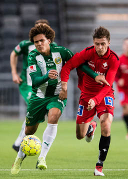 Hammarbys Neto Borges i kamp om bollen med Norrköpings