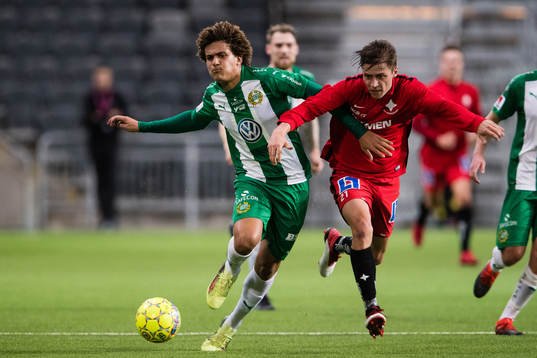 Hammarbys Neto Borges i kamp om bollen med Norrköpings
