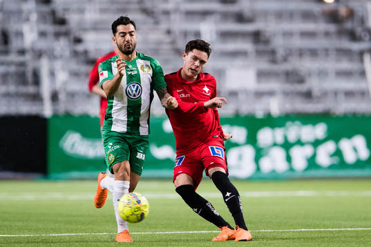 Hammarbys Jiloan Hamad i kamp om bollen med Norrköpings