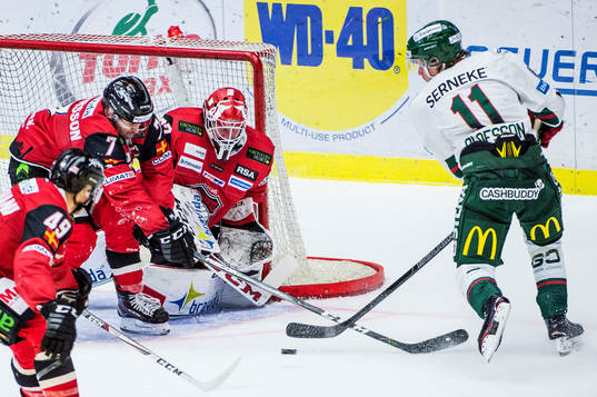 Frölundas Victor Olofsson mot Malmö Redhawks målvakt