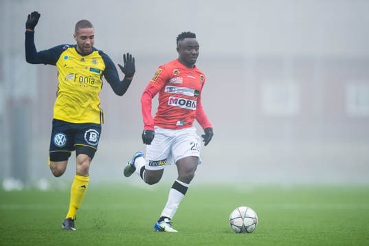 Ängelholms Alex Simovski och Landskronas Edafe Egbedi