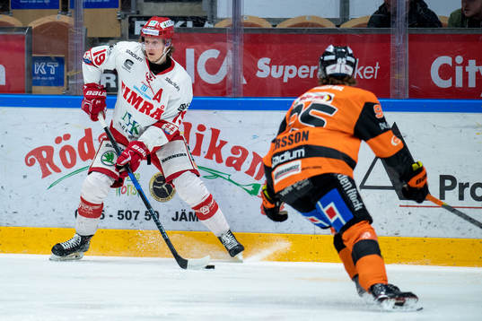Timrås Erik Karlsson och Karlskronas Carl Persson