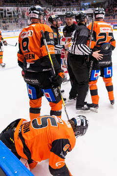 Karlskronas Carl Persson grinar illa