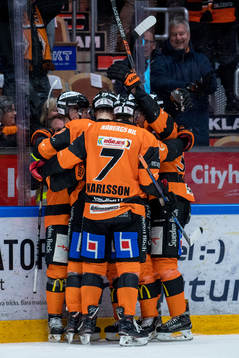 Karlskronas Bobbo Petersson jublar med lagkamrater