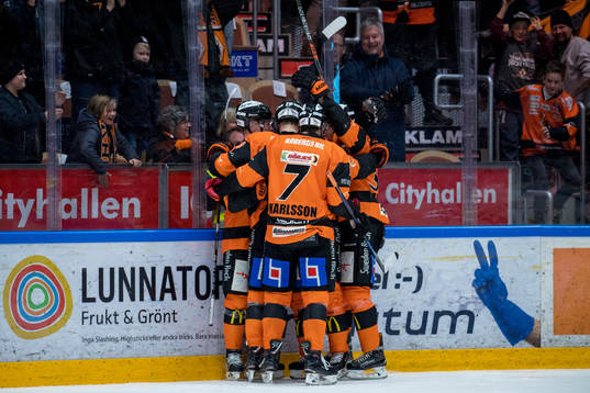 Karlskronas Bobbo Petersson jublar med lagkamrater