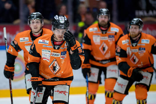 Karlskronas Bobbo Petersson jublar