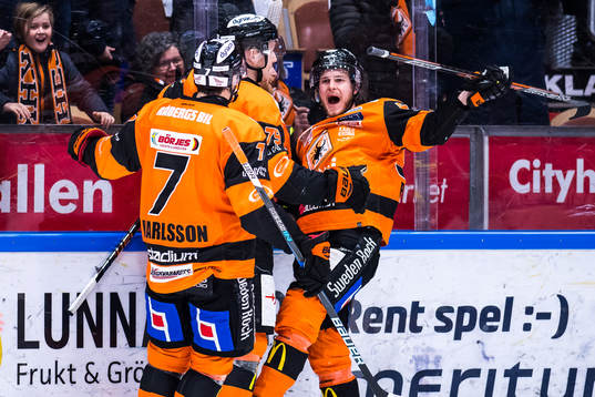 Karlskronas Bobbo Petersson jublar med lagkamrater