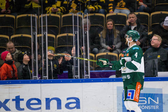 Färjestads Morgan Ellis slänger över en puck till