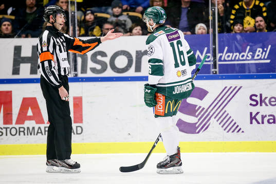 Färjestads Alexander Johansson pratar med domare Linus