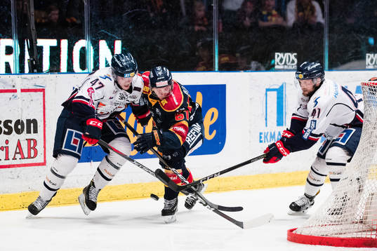 Linköpings Anton Karlsson och Chad Billins i kamp om