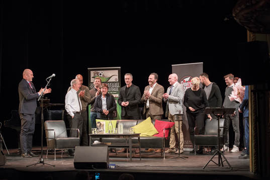 a fr v) applåderas av Niklas Holmgren, Martin Dahlin,