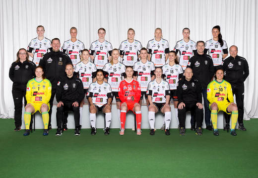  Hannah Claesson, Sara Haeger, Jennifer Holmström, Ellen Karlsson, Cassandra Korhonen, Lisa Moberg, Sandra Augustsson. Mittenledet från vänster: materialare Carina Gustafsson, fystränare Per Wikman, Cecilia Lindström, Ulrika Rejdemark, Elvira Gustafsson, Nikita Stigsson, målvaktstränare Göran Svensson, sportchef/lagledare Bengt Gustafsson. Sittande från vänster: Jonna Böckert, huvudtränare Jörgen Nyberg, Maria Rodriquez, Ella Wilson, Eilish McSorley, assisterande tränare Mika Korhonen, Mallory Geurts.