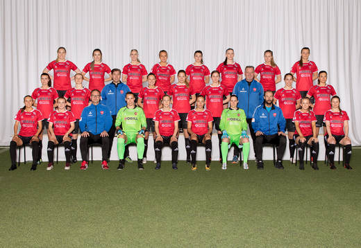  Rakel Hönnudóttir, Hanna Terry, Malin Winberg, Jennie Egeriis, Saga Fredriksson, Rebecka Persson, Minda Forsblom, Olivia Welin. Mittenledet från vänster: Eveliina Parikka, Amanda Kander, rehabansvarig Christian Granlund, Julia Welin, Johanna Olsson, Maria Møller Thomsen, materialförvaltare Anders Olsson, Elisa Lang Nilsson, Anna Welin. Sittande från vänster: Elin Björklund, Sofia Wännerdahl, assisterande tränare Benny Fehrlund, Kreeta-Liisa Yli-Säntti, Mia Persson, Anna Björk Kristjánsdóttir, Emma Lind, tränare Otto Persson, Alice Magnussson, Elina Lenir.