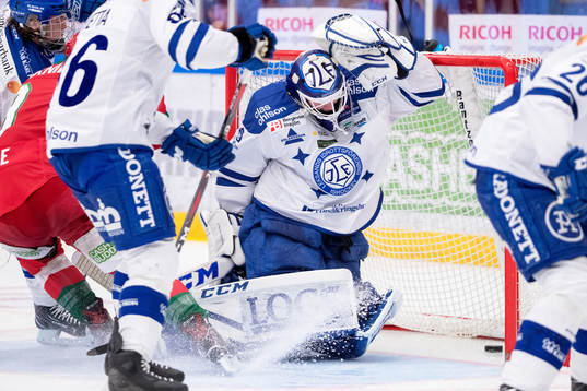 Moras David Kase (ej i bild) gör 1-2 bakom Leksands