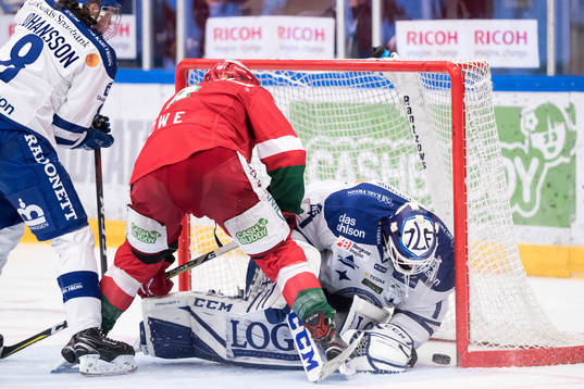 Moras Andrew Rowe framför Leksands målvakt Tex