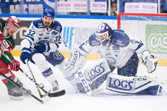 Moras David Kase och Leksands Patrick McNally i kamp om