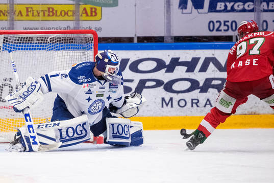 Leksands målvakt Tex Williamsson räddar en straff från