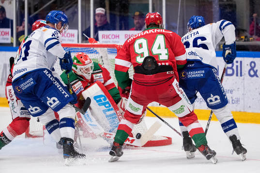 Moras Sebastian Hartmann och målvakt Christian Engstrand