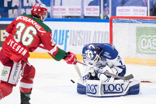 Leksands målvakt Tex Williamsson räddar chans från Moras