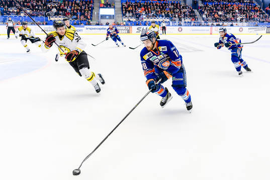 Växjös Andrew Calof jagas av Brynäs Elias Fälth