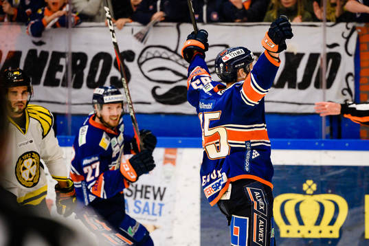 Växjös Liam Reddox jublar