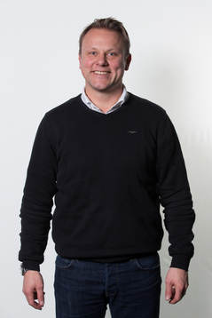 Frej Täbys tränare Roberth Björknesjö poserar för ett porträtt