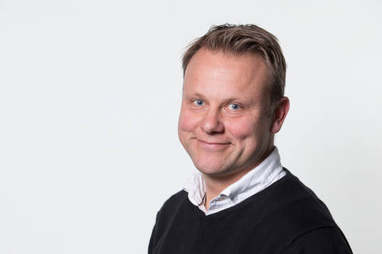 Frej Täbys tränare Roberth Björknesjö poserar för ett porträtt