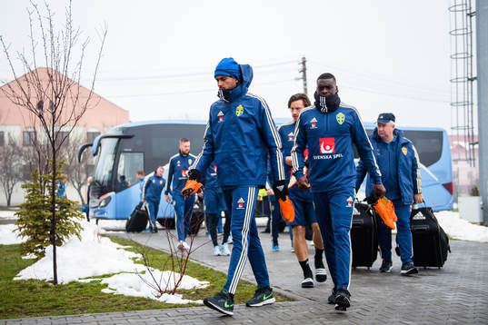 Isaac Kiese Thelin och Ken Sema anländer till en träning med Sveriges fotbollslandslag den 26 mars 2018 i Craiova.