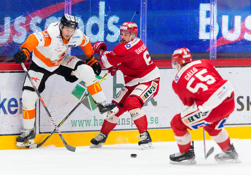 Karlskronas Marcus Paulsson i närkamp mot Timrås Jesper