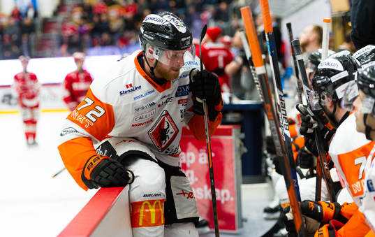 Karlskronas Joachim Rohdin diskuterar med lagkamrater i