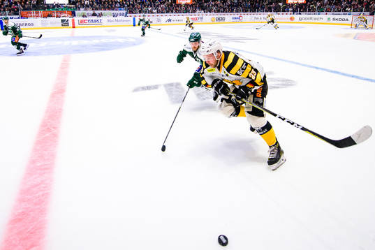Färjestads Linus Persson och Skellefteås Mark Katic