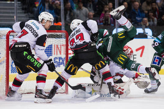 Frölundas Carl Grundström tacklas av Malmö Redhawks