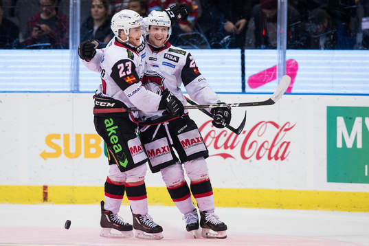 Malmö Redhawks Axel Wemmenborn jublar ihop med Christoffer