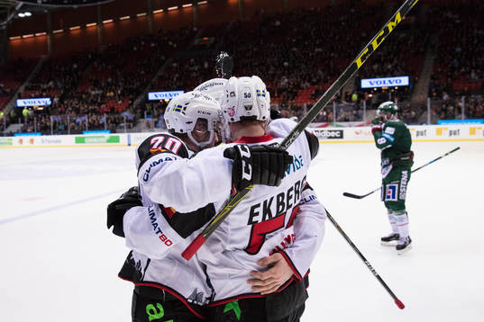 Malmö Redhawks Erik Forssell jublar med Tobias Ekberg