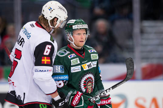 Malmö Redhawks Stefan Warg pratar med Frölundas Ryan Lasch
