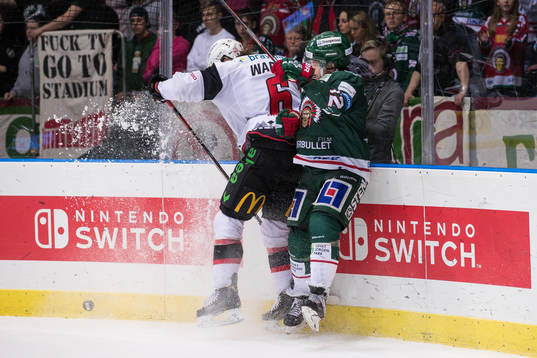 Malmö Redhawks Stefan Warg tacklar Frölundas Max Friberg
