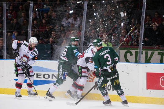 Frölundas Jonathan Sigalet tacklar Malmö Redhawks Matias