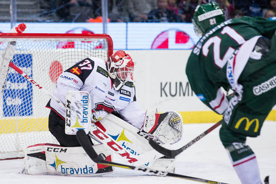 Frölundas Christoffer Ehn skjuter ett skott som Malmö