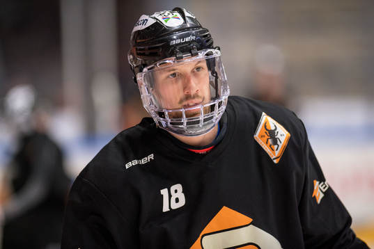 Karlskronas Emil Larsson värmer upp