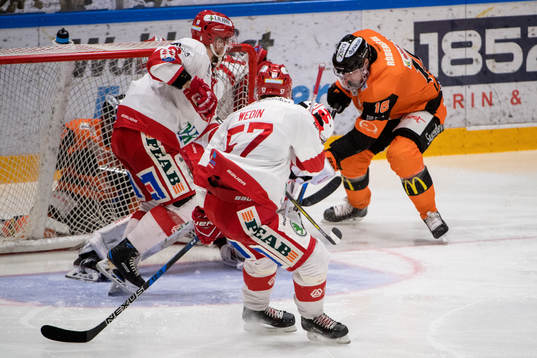 Karlskronas Emil Larsson och Timrås målvakt Henrik