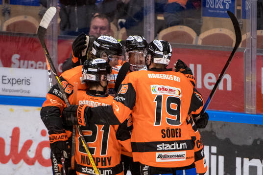 Karlskronas Emil Larsson jublar med lagkamrater