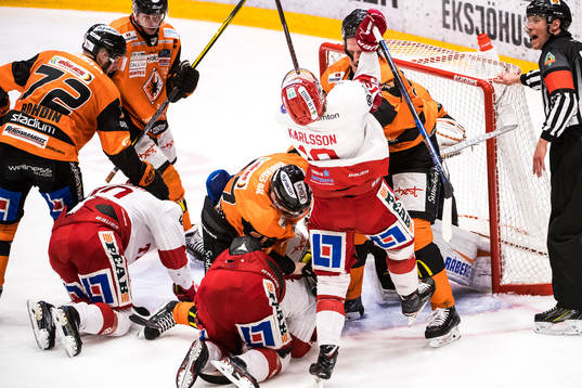 Timrås Erik Karlsson och Karlskronas  David Printz  i