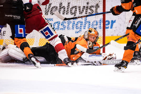 Karlskronas målvakt Johan Holmqvist  på isen